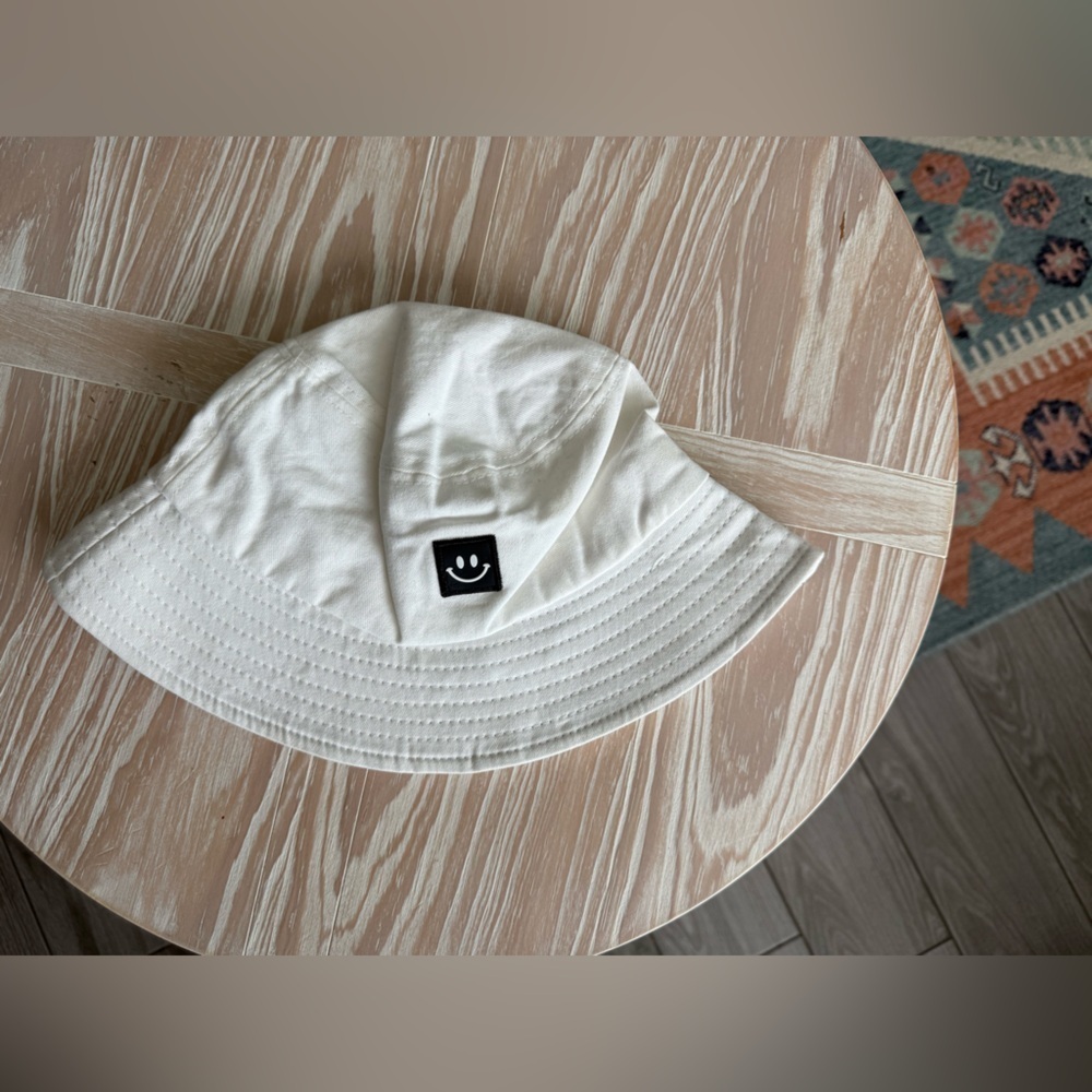 Small shop|White bucket hat with smiley face:)Summer closet staple!Boho Hipster